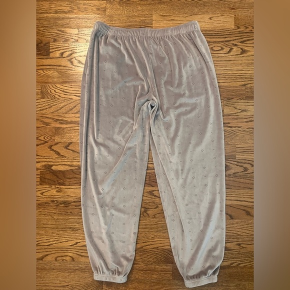 Carole Hochman Rolled Collar Two-Piece Lounge Set
Taupe/Light Rose, Size Large - Picture 12 of 12